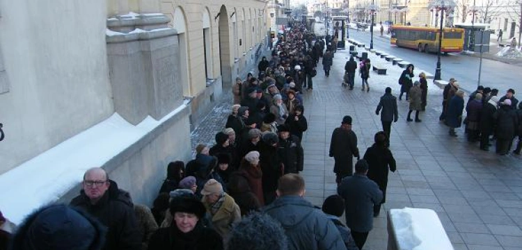 Warszawiacy oddają hołd Prymasowi Glempowi. Zobacz fotoreportaż