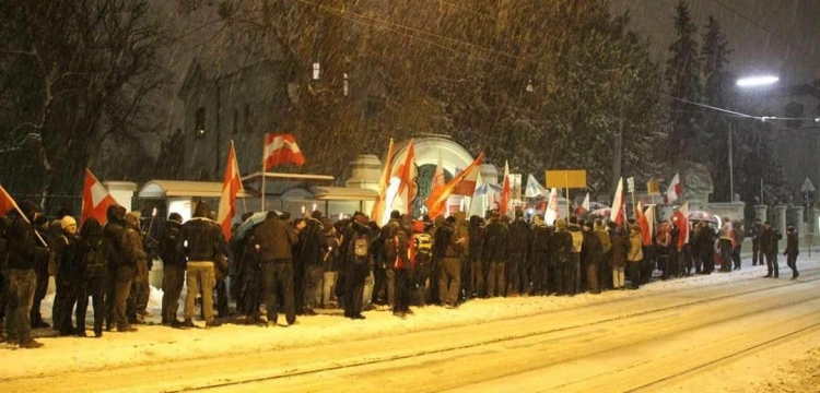 KOP broni polskiego rządu w Wiedniu, a KOD manifestuje u stóp sowieckiego żołnierza
