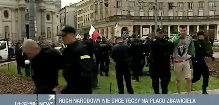 Skandal! Policja rozbiła protest przeciwko tęczy na pl. Zbawiciela! 
