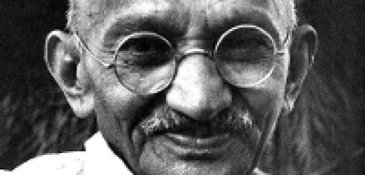 Gandhi biseksualnym rasistą? Burza w Indiach