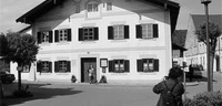 Obraźliwe graffiti na ścianie domu Papieża