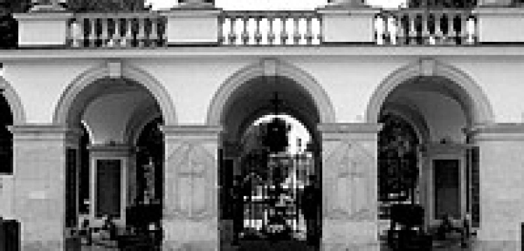 Kard. Sodano nie dojechał, ale Polacy usłyszeli jego homilię i przesłanie kard. Bertone