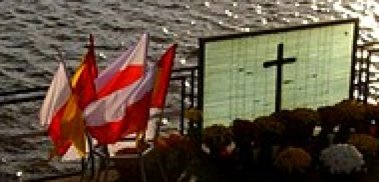 Ks. Popiełuszko z Orderem Orła Białego