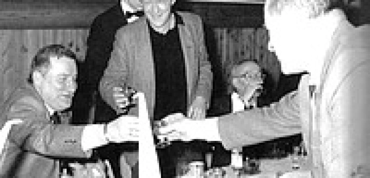 „Wyborcza” protestuje przeciwko wystawie pokazującej m.in., kto pił wódkę z Kiszczakiem