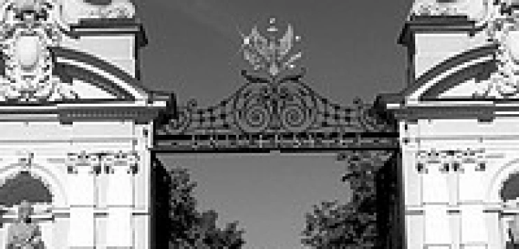  Warszawscy studenci ofiarowują zabitym w katastrofie marsz i koronkę