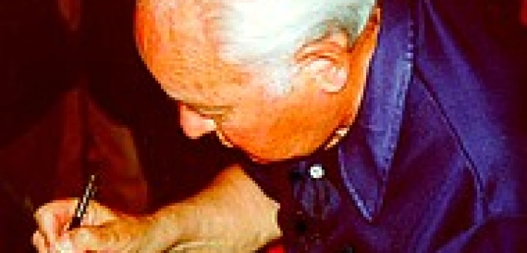 Herling-Grudziński został upamiętniony w miejscu swojego uwięzienia