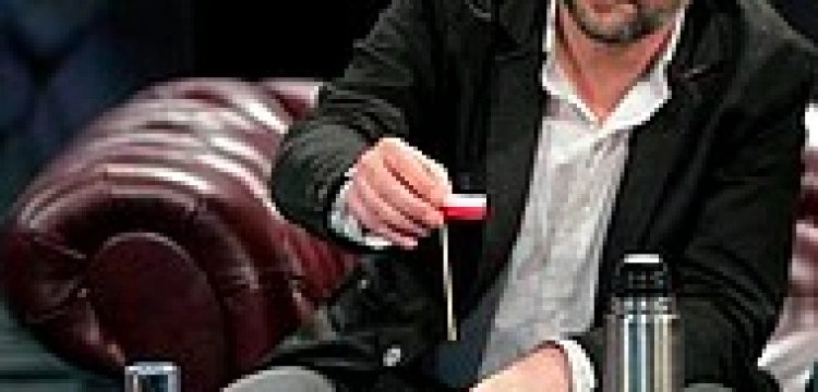 Komorowskiego wspiera rysownik, który zasłynął z wsadzania flagi w psią kupę