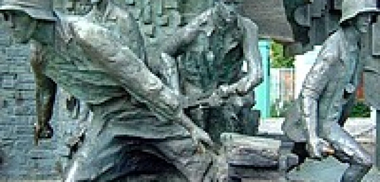 "Poległym chwała, wolność żywym!"