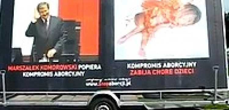 Po stolicy jeździ laweta z Komorowskim. Bo popiera kompromis aborcyjny