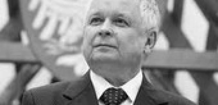 Zdewastowali tablice upamiętniającą Lecha Kaczyńskiego