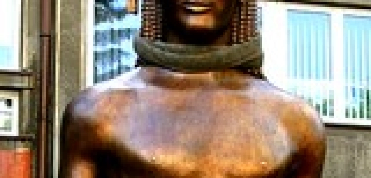 Kogo dyskryminuje rzeźba przed rektoratem UŚ? 