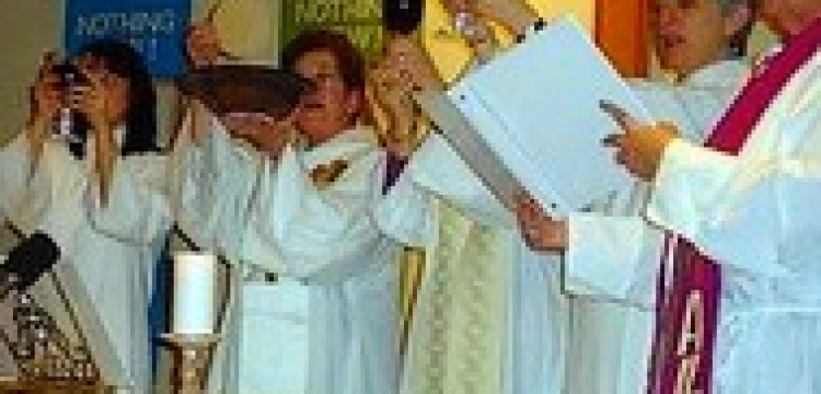 Święcenia kapłańskie zamiast goździków i rajstop?