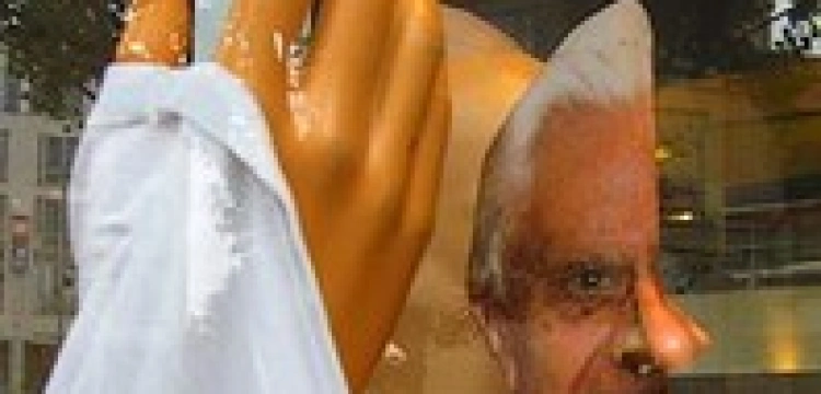 Chciał zarobić wyśmiewając Papieża, katolicy go ośmieszyli