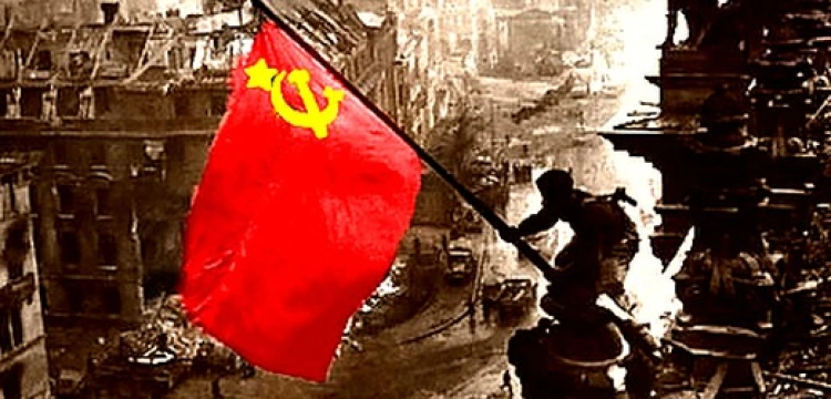 FrondaTV: Sowieckie flagi pod domem Jaruzelskiego