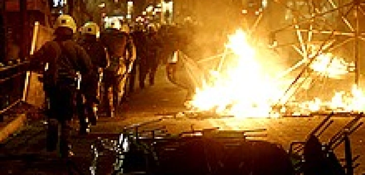 Grek zniszczył Koran? Muzułmanin zniszczy Ateny   