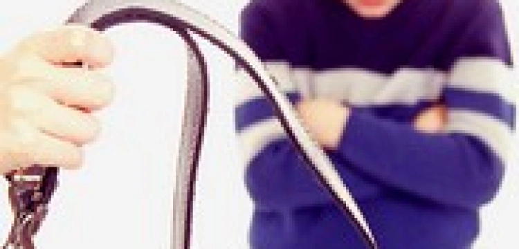 Rodzic uderzył czternastolatkę pasem. To "napaść z bronią w ręku"? 