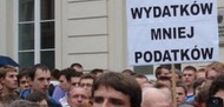 "Panorama" wpisuje przeciwników podwyżki VAT w spór o krzyż. Będzie sprostowanie?