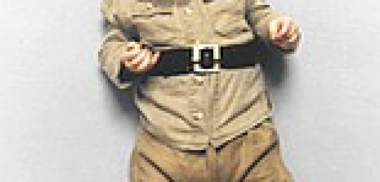 Przebierała swoje dziecko za Hitlera, Stalina i innych zbrodniarzy i mówi, że to sztuka