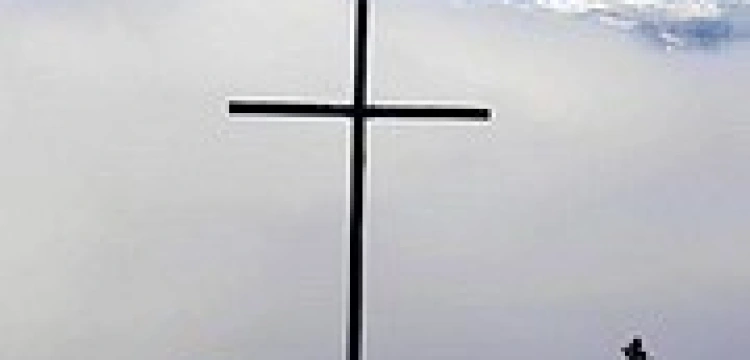 Przewodnik górski w imię "wolności" i "debaty" niszczył krzyże w Alpach