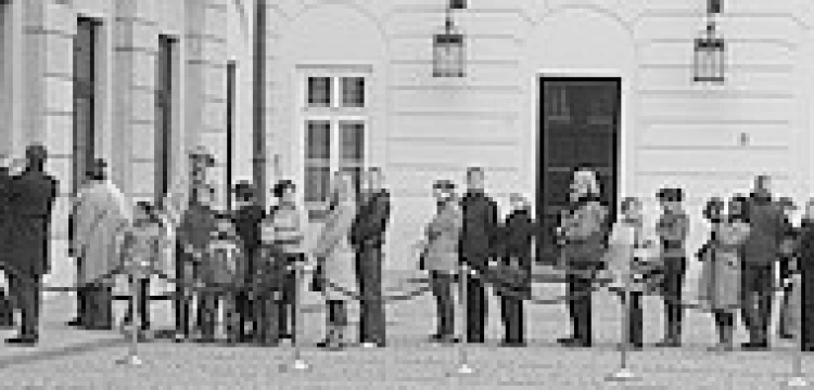 W Sali Kolumnowej Pałacu Prezydenckiego można oddać hołd parze prezydenckiej