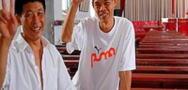 Chińscy katolicy namawiają krewnych, sąsiadów i znajomych, by przyszli do kościoła