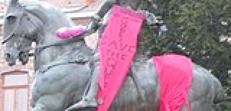 Joanna d'Arc "ustrojona” na różowo z homoseksualnymi sloganami