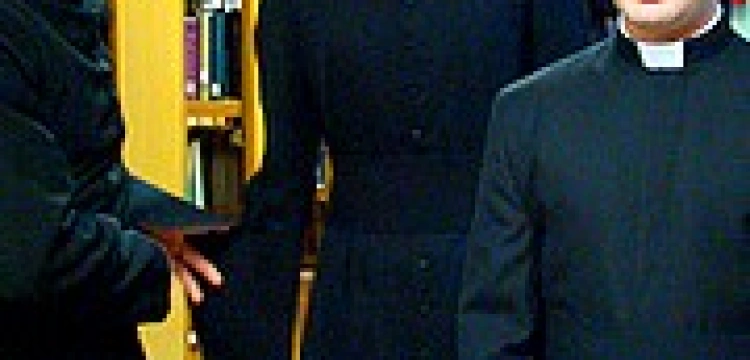 Ksiądz w sutannie do szkoły? To błąd