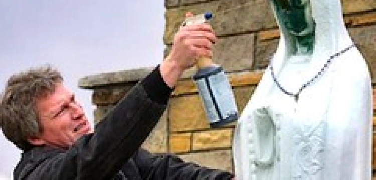 Francja: Plaga antykatolickiego wandalizmu