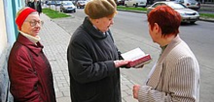 Byli Świadkowie Jehowy pomagają innym wyjść z sekty