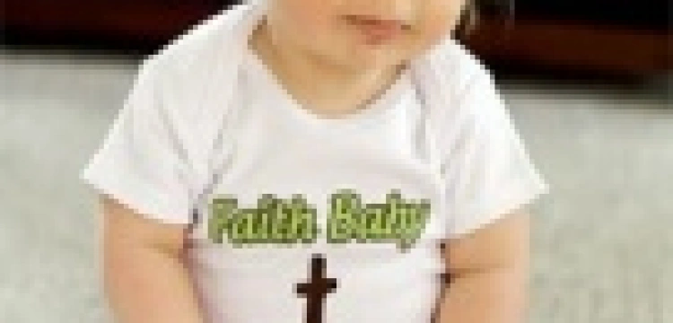 Dzieci celebrytów w chrześcijańskich koszulkach?