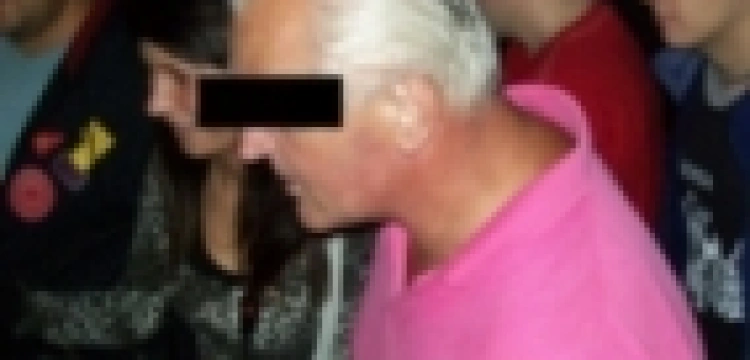 Kto się "bawi" pod krzyżem?