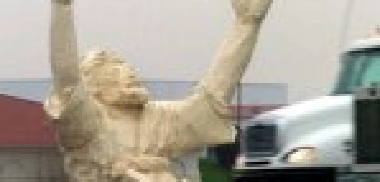 Piorun uderzył w sześciopiętrowy posąg Jezusa