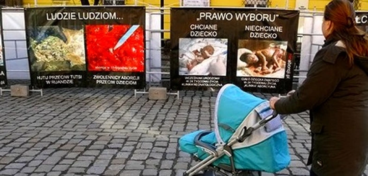 Jak dziennikarz "Wyborczej" oskarżał wystawę "Wybierz życie"