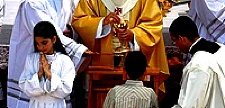 Papieski ceremoniarz: Komunia na klęcząco i do ust nie jest tylko osobistą preferencją papieża