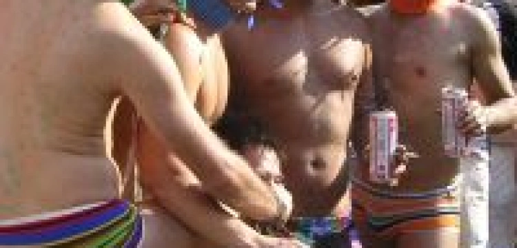 Brytyjskie MSZ życzy homoseksualistom przyjemnego paradowania w Polsce