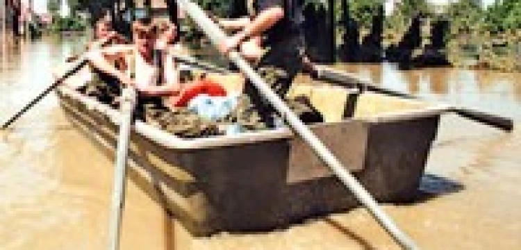 Upokarzające ankiety dla powodzian