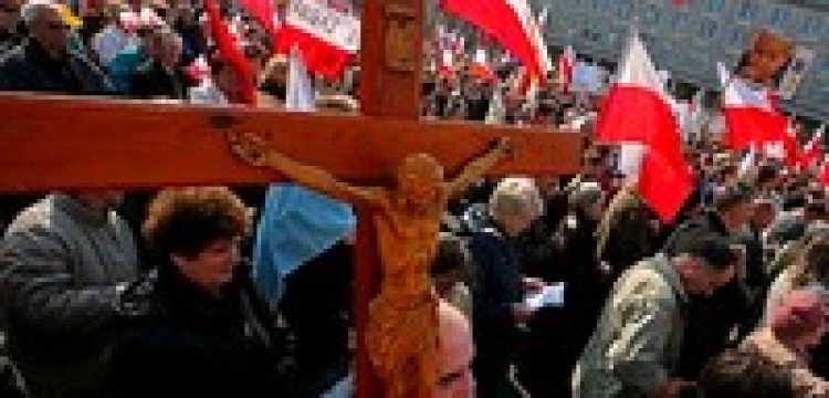 Prawie 2/3 Polaków pozytywnie ocenia Kościół, ale jeszcze więcej telewizję