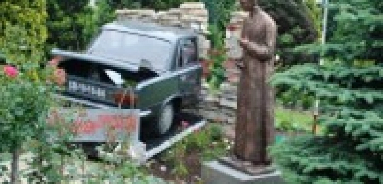 Fiat 125p pomnikiem ku czci błogosławionego ks. Popiełuszki