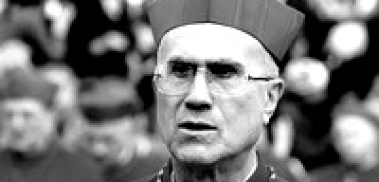 Kard. Bertone pod ostrzałem za słowa o związkach pedofilii z homoseksualizmem