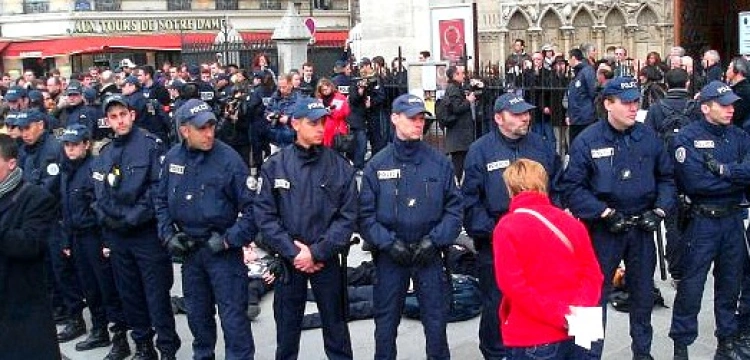 Skandal przed katedrą Notre Dame
