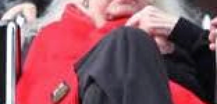 94 letnia, umierająca celebrytka matką? 