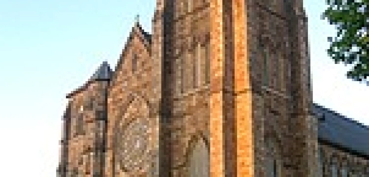 Boston: Władze kościelne zamykają kościoły. Wierni pikietują