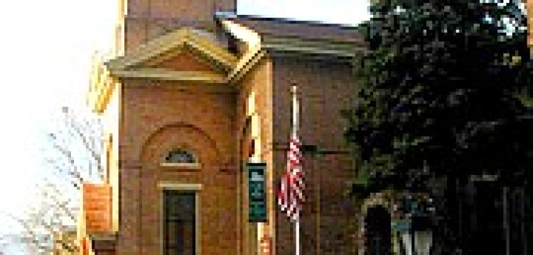 Biskup zamknął dziesiątki parafii, teraz sprzedaje kościół pod operę