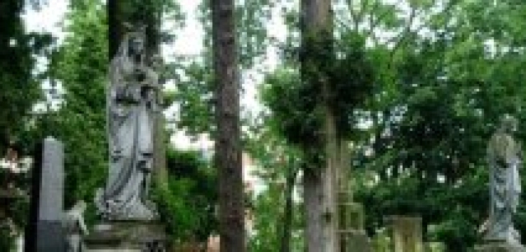 Jak żyć między zmarłym i Bogiem?