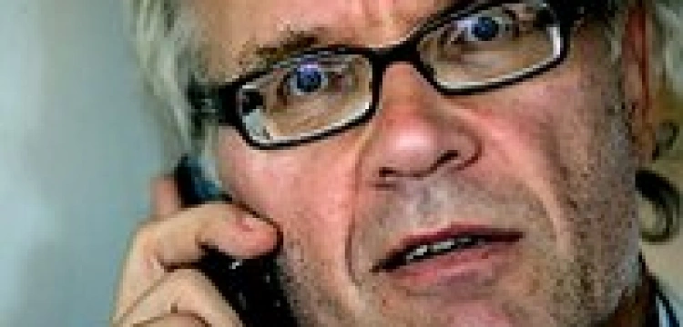 Grozi islamistom siekierą i prowokuje ich psem z głową Mahometa