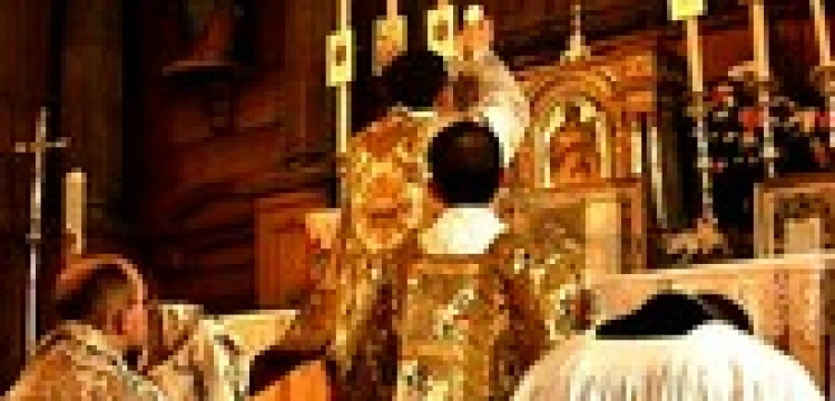  Młodzi coraz chętniej uczestniczą we Mszy św. po łacinie 