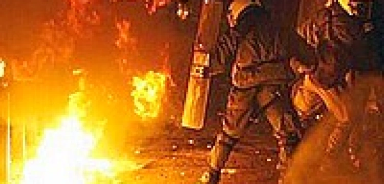 Lewicowa młodzież walczy o swoje idee atakując policję