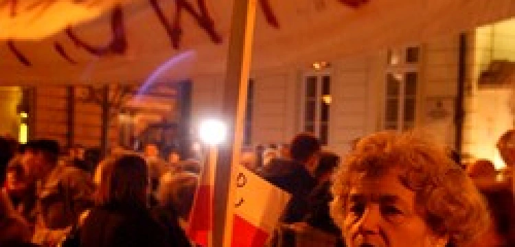 Pół roku po katastrofie. Wieczór na Krakowskim Przedmieściu 