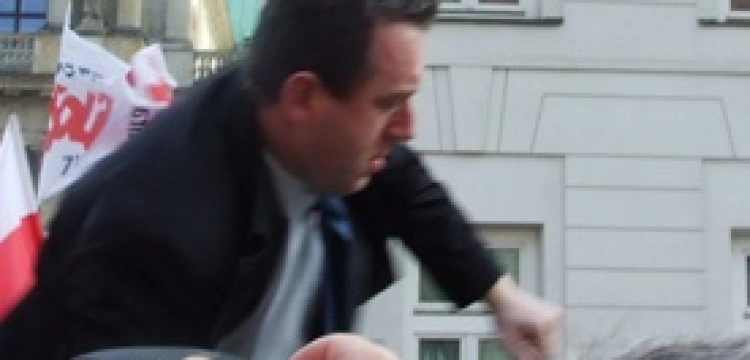 Posłowie przekazują kwiaty i znicze