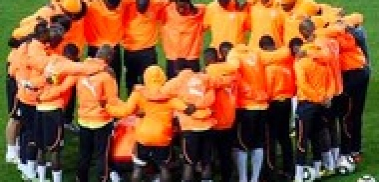 Piłkarze nadal modlą się na boisku. Wbrew FIFA